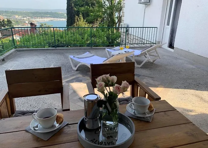 Apartma Enej アパート ポルトローシュ